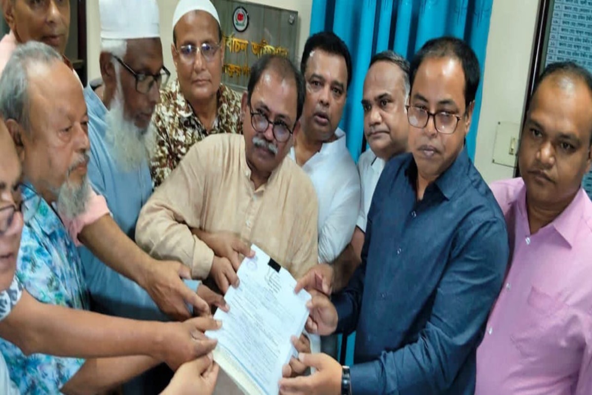 ঠাকুরগাঁও-১ আসনে ভোটের হাওয়া: জেলা বিএনপির সভাপতি মির্জা ফয়সল আমীনের মনোনয়নপত্র জমা